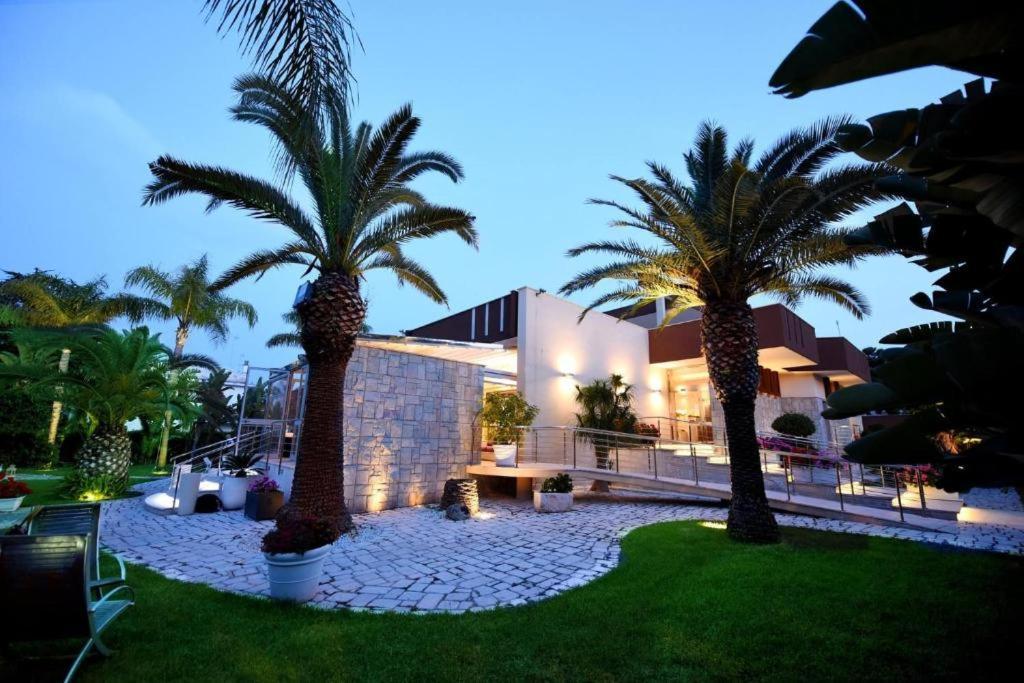 Colonna Rooms & Apartment Trani Exterior photo