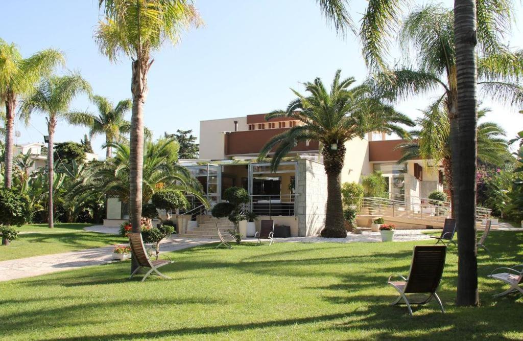 Colonna Rooms & Apartment Trani Exterior photo