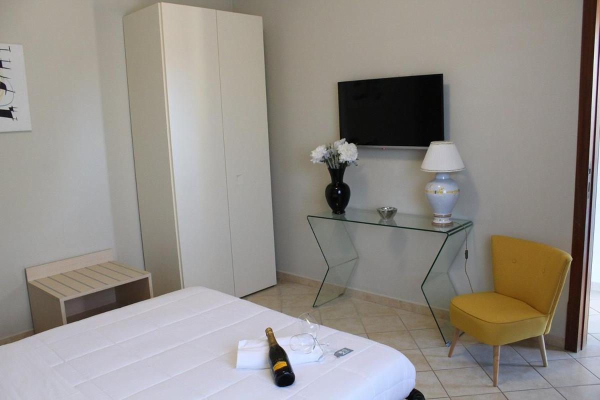 Colonna Rooms & Apartment Trani Exterior photo